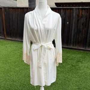 Elegant White Lace Trim Robe